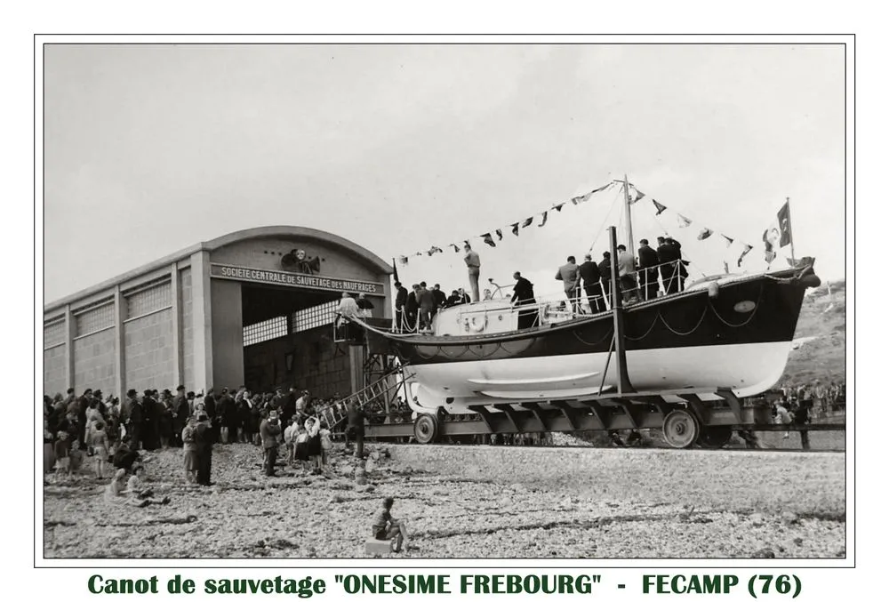 Le canot Onésime Frébourg pavoisé, sur sa rampe de lancement devant l’abri de la Société Centrale de Sauvetage des Naufragés, à Fécamp.