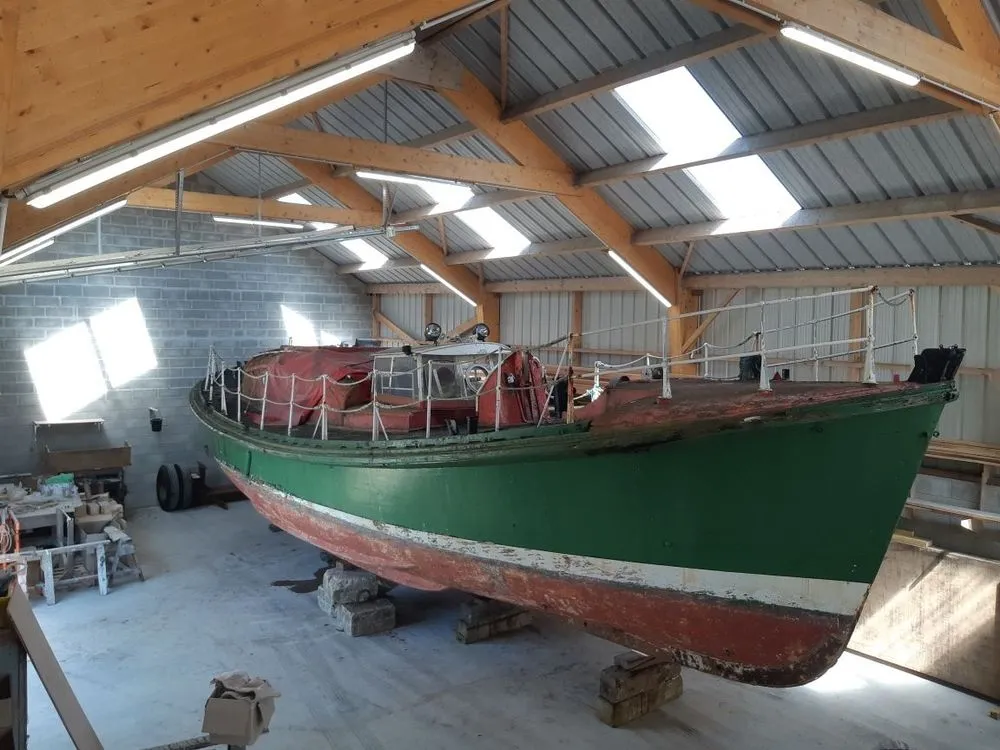 L’Onésime Frébourg à l’abri, posé sur ber, avant sa restauration.