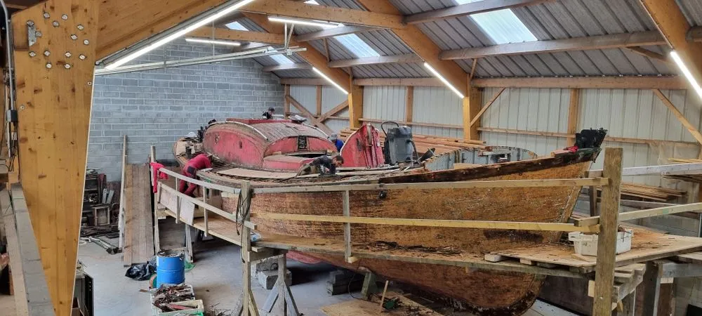 La coque en bois de l’Onésime, décapée, au chantier de restauration.