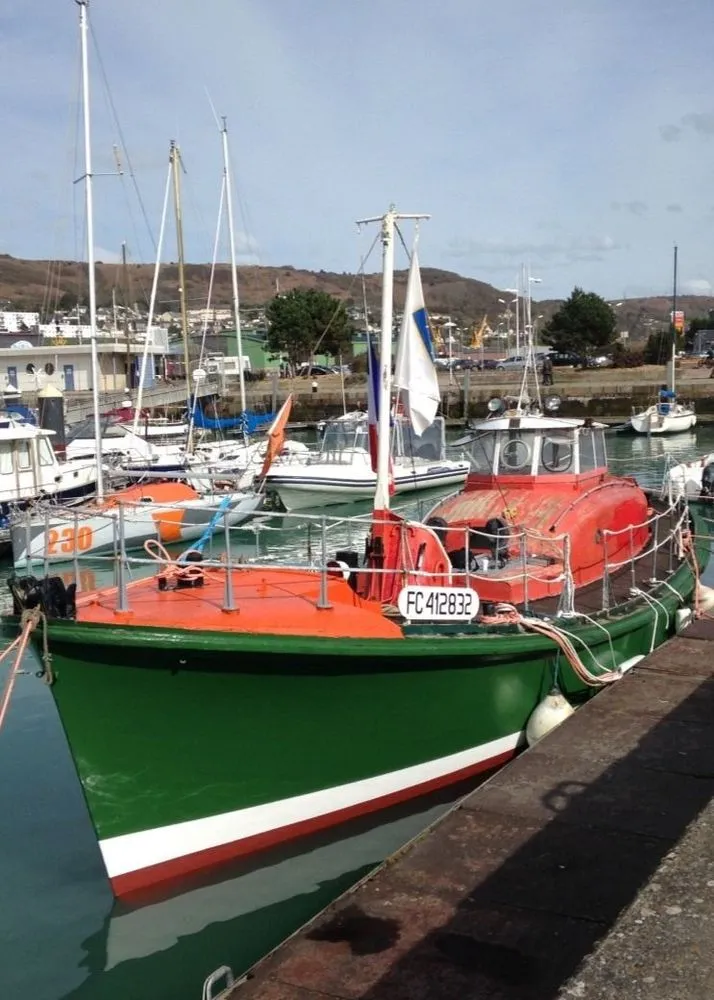 Le canot de sauvetage Onésime Frébourg, à quai dans le port de Fécamp.