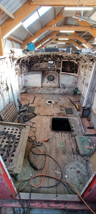 L’intérieur du canot démonté pendant les travaux de restauration.